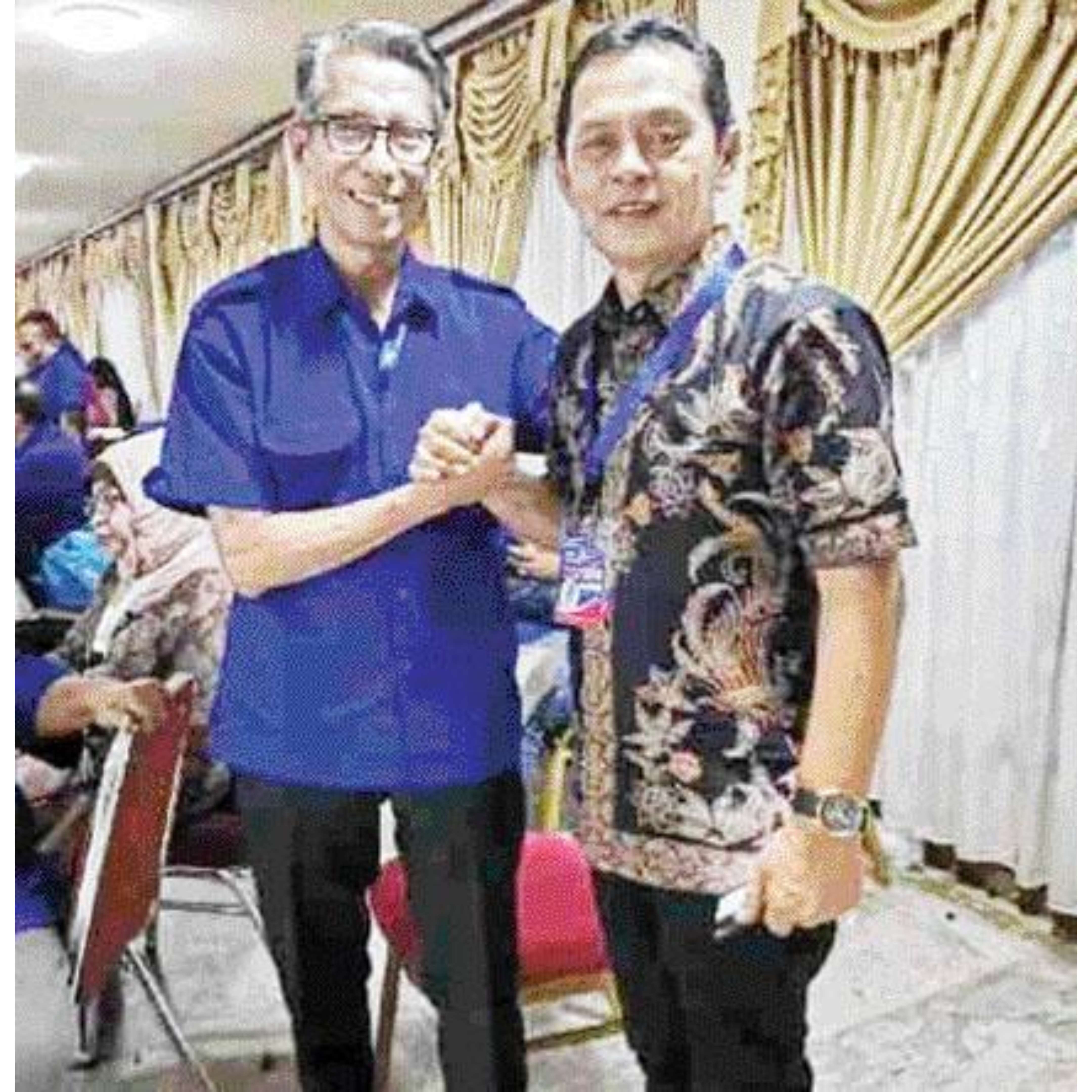 DAPAT AMANAH: Widya Navies ketua PWI Sumbar terpilih periode 2024-2029 (kanan) bersama Ketua Dewan Kehormatan Provinsi (DKP) Sumbar.(DOKUMENTASI PANITIA KLB PWI SUMBAR)