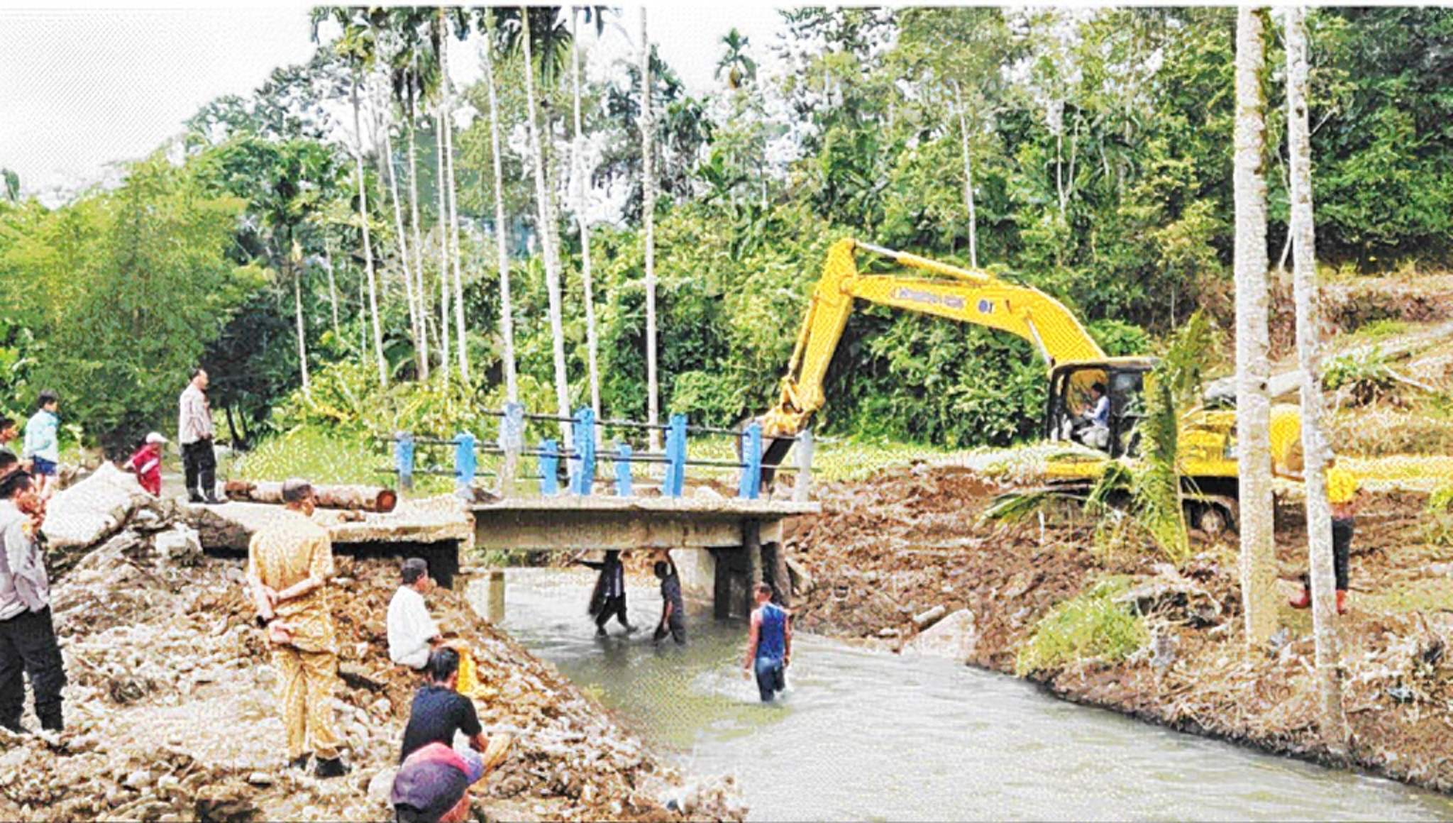 BERSEMANGAT: Tim Balai Wilayah Sungai (BWS) V Sumatera bersama warga bergotong-royong memperbaiki jembatan yang putus, Selasa lalu (21/5).(DOKUMEN BWS UNTUK PADEK)