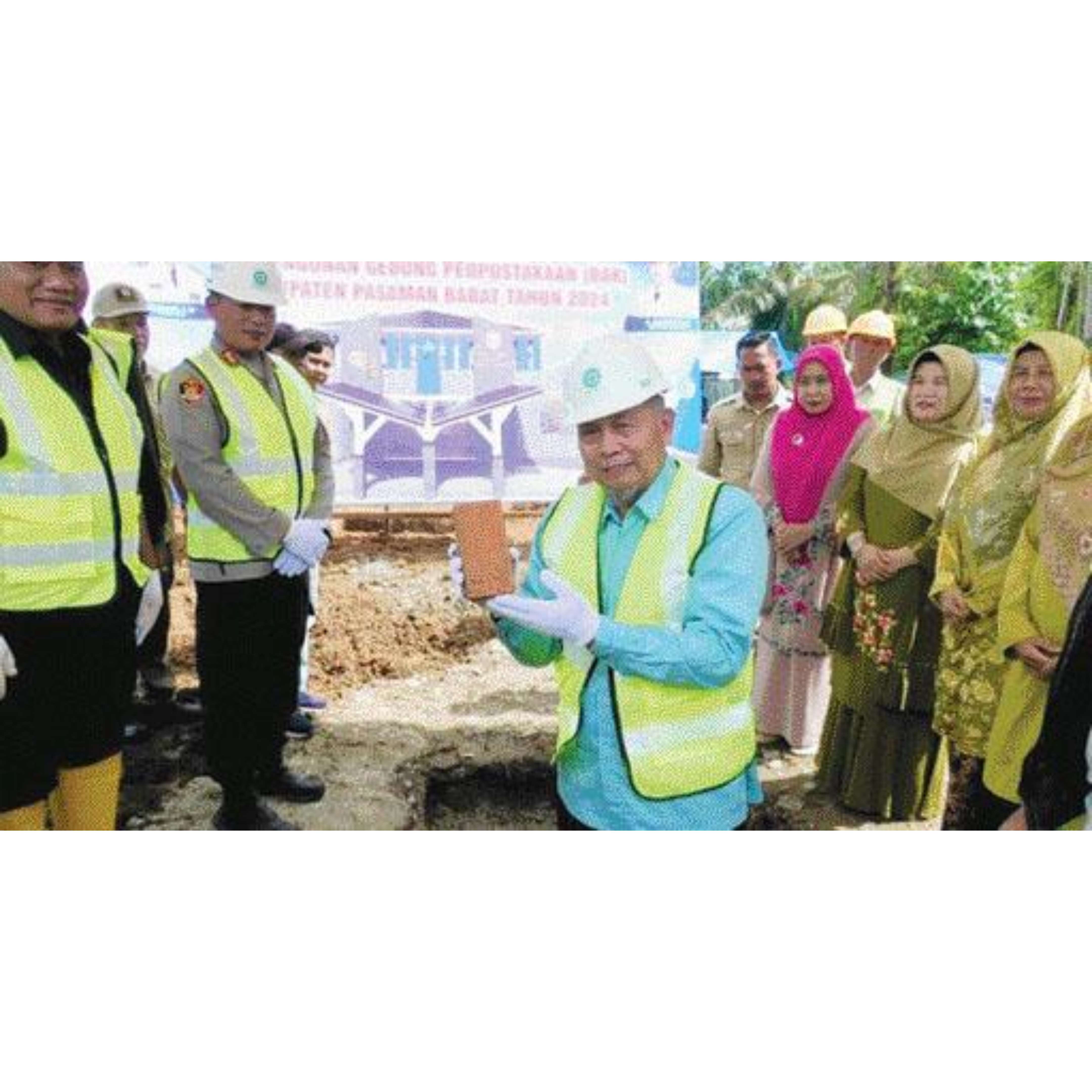 FASILITAS: Bupati Pasbar Hamsuardi (tengah) saat melakukan peletakan batu pertama pembangunan gedung layanan perpustakaan di Padang Tujuh, Selasa (21/5).(PEMKAB PASBAR FOR PADEK)