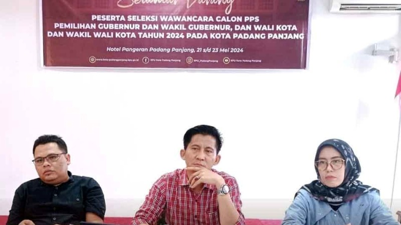 Tiga komisioner KPU Padangpanjang, Puliandri, Gunawan, dan Dewi Aorora, saat hari ke tiga tahapan wawancara calon anggota PPS.