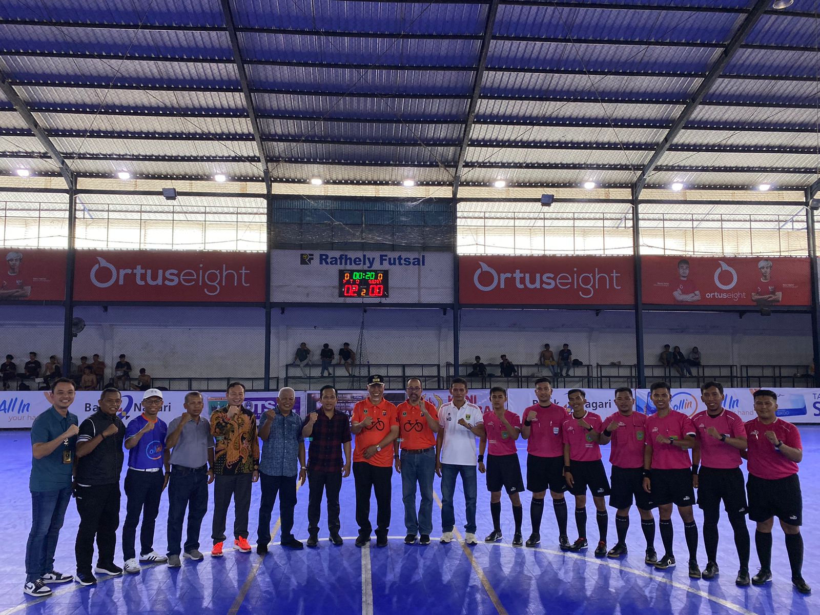 Gubernur Sumbar Mahyeldi, Pjs Dirut Bank Nagari Gusti Candra, Ketua AFP Sumbar Maifrizon dan panitia pelaksana Liga Futsal Nusantara berfoto bersama usai pembukaan, Sabtu (25/5). (ADETIO/PADEK)