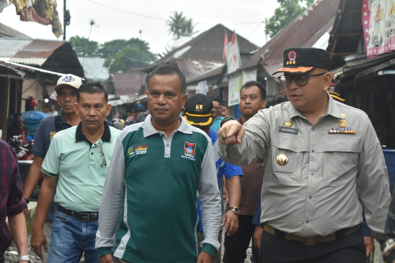 Pj Wali Kota Padang Andree Algamar saat meninjau kondisi jalan di kawasan Pasar Lubukbuaya. (FACEBOOK DISKOMINFO PADANG)