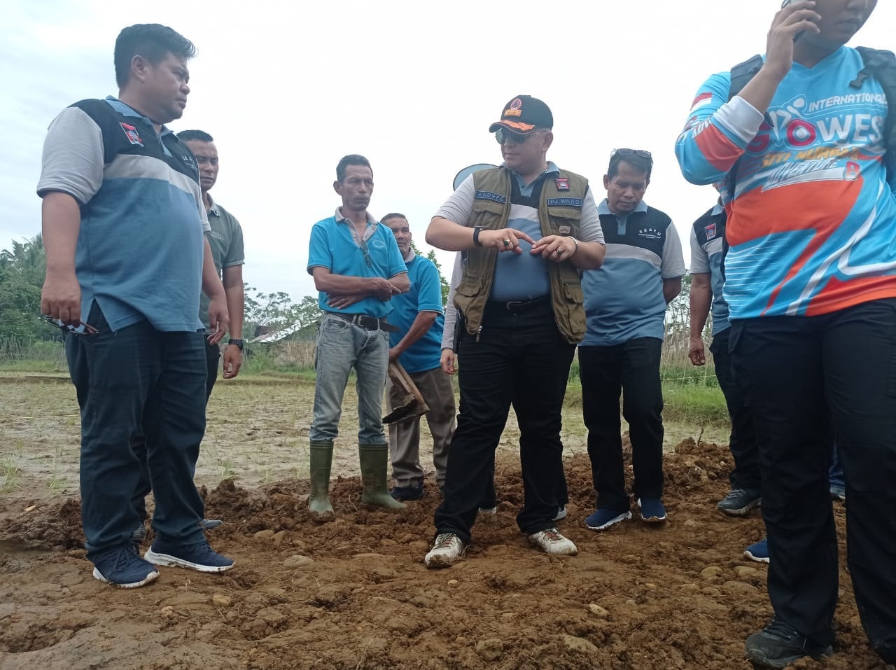 Pj Wako Padang Andree Algamar meninjau kegiatan BBGRM di Kelurahan Koronggadang, Minggu (26/5). (DOKUMEN PRIBADI)