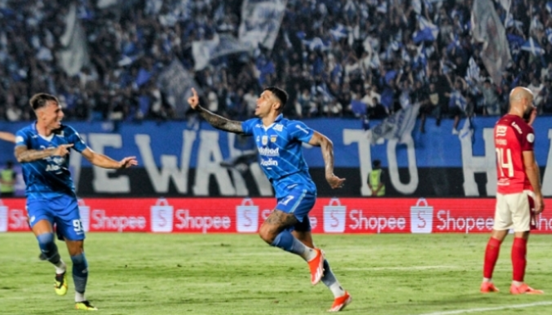 Penyerang Persib Bandung David da Silva merayakan kemenangan. Pada laga final BRI Liga 1, Persib menjamu Madura United di Stadion Si Jalak Harupat, Minggu (26/5/2024). (Foto: Radar Bandung)