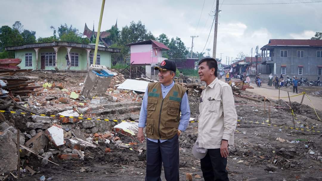 PEDULI: Sekkab Dharmasraya Adlisman antar bantuan dan tinjau langsung lokasi banjir bandang di Tanahdatar beberapa waktu lalu.(HUMAS PEMKAB DHARMASRAYA UNTUK PADEK)