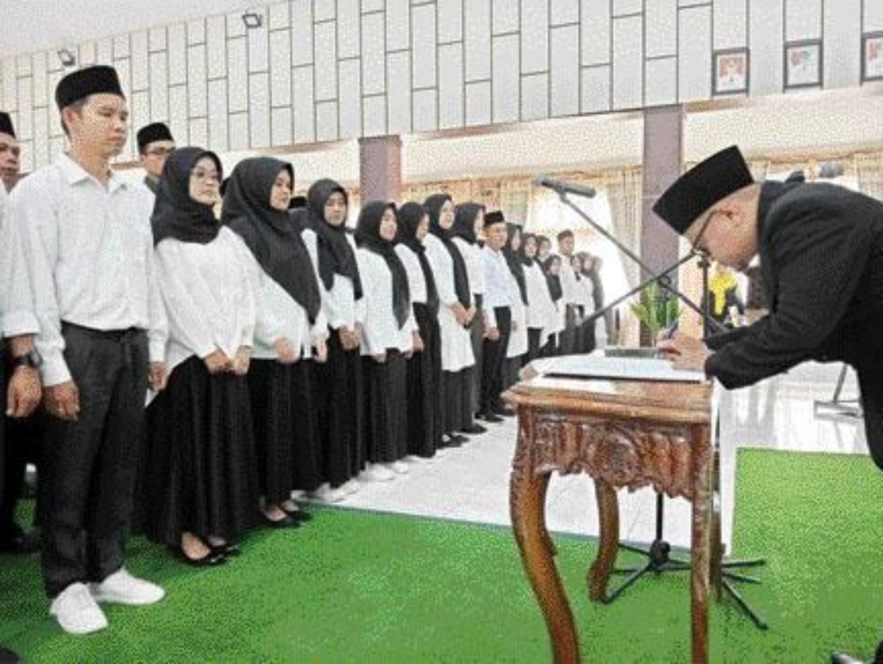 UJUNG TOMBAK PENGAWASAN: Ketua KPU Solok Selatan, Ade Kurnia Zelly, saat melantik anggota PPS di Aula Kantor Bupati Solsel.(ARDI/PADEK)