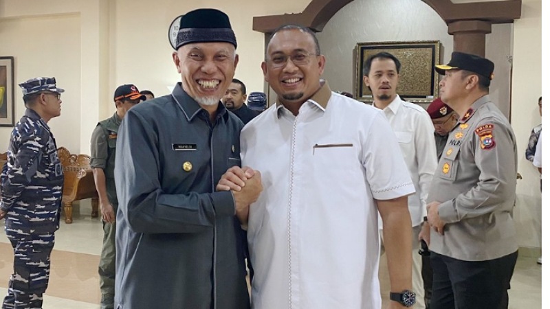 Jabat erat Gubernur Sumbar Mahyeldi Ansharullah  dengan Anggota DPR RI Andre Rosiade.
