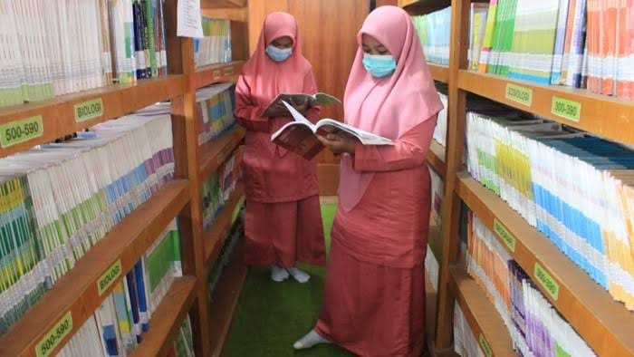 Dua orang siswa saat membaca di Perpustakaan SMAN 5 Padang beberapa waktu lalu. (FACEBOOK DISKOMINFO PADANG)