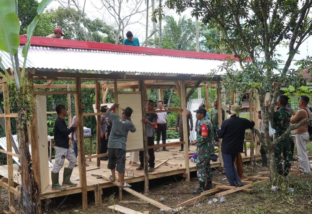 Aksi Solidaritas Piaman Laweh (Aspila) membangun 5 unit hunian sementara (Huntara) untuk warga korban banjir bandang Tanahdatar. (Foto: Prokopim)