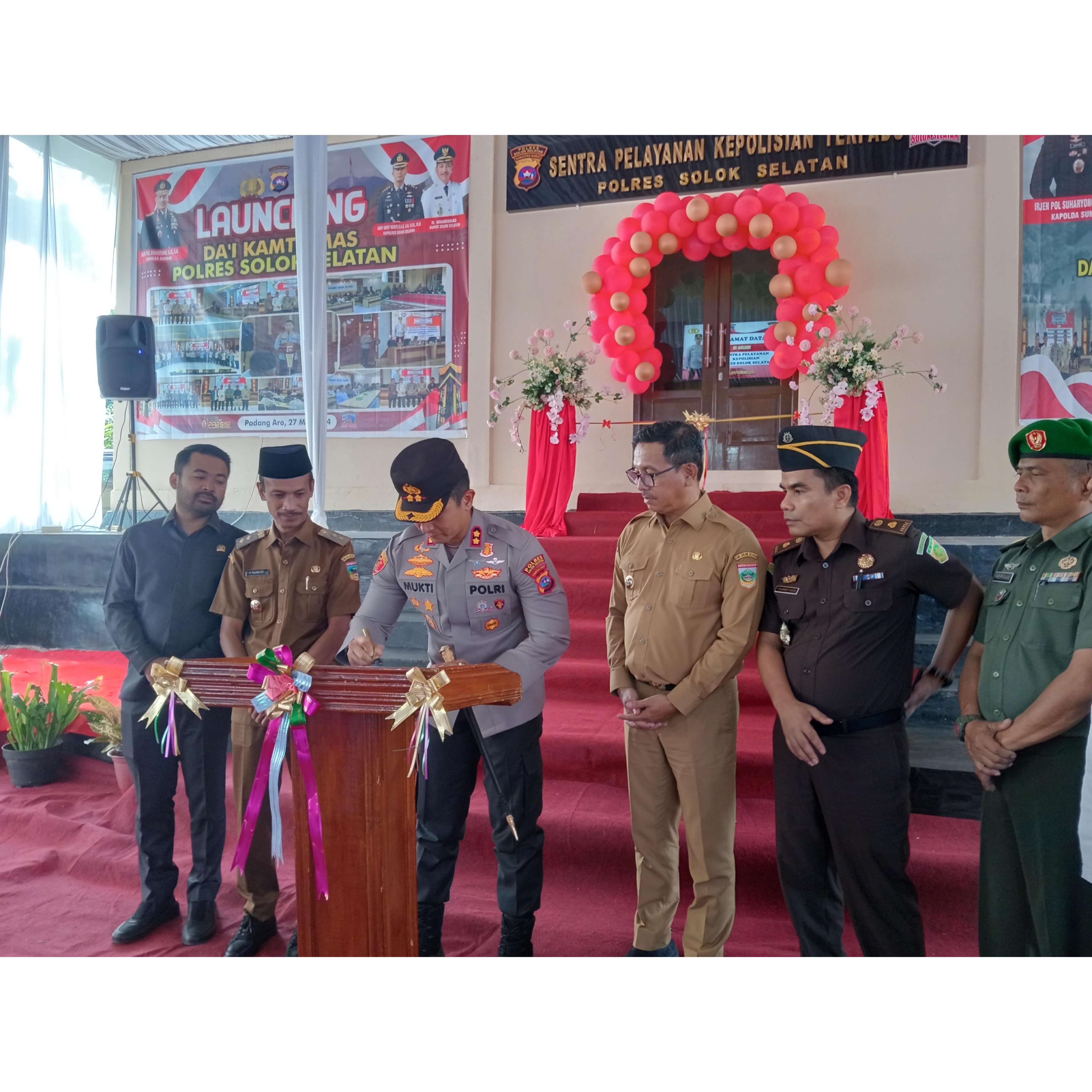 KOLABORASI: Kapolres Solsel AKBP Arief Mukti Surya Adhi Sabhara menandatangani prasasti tanda diresmikannya Gedung SPKT sekaligus launching program Dai Kamtibmas, kemarin.(ARDI/PADEK)