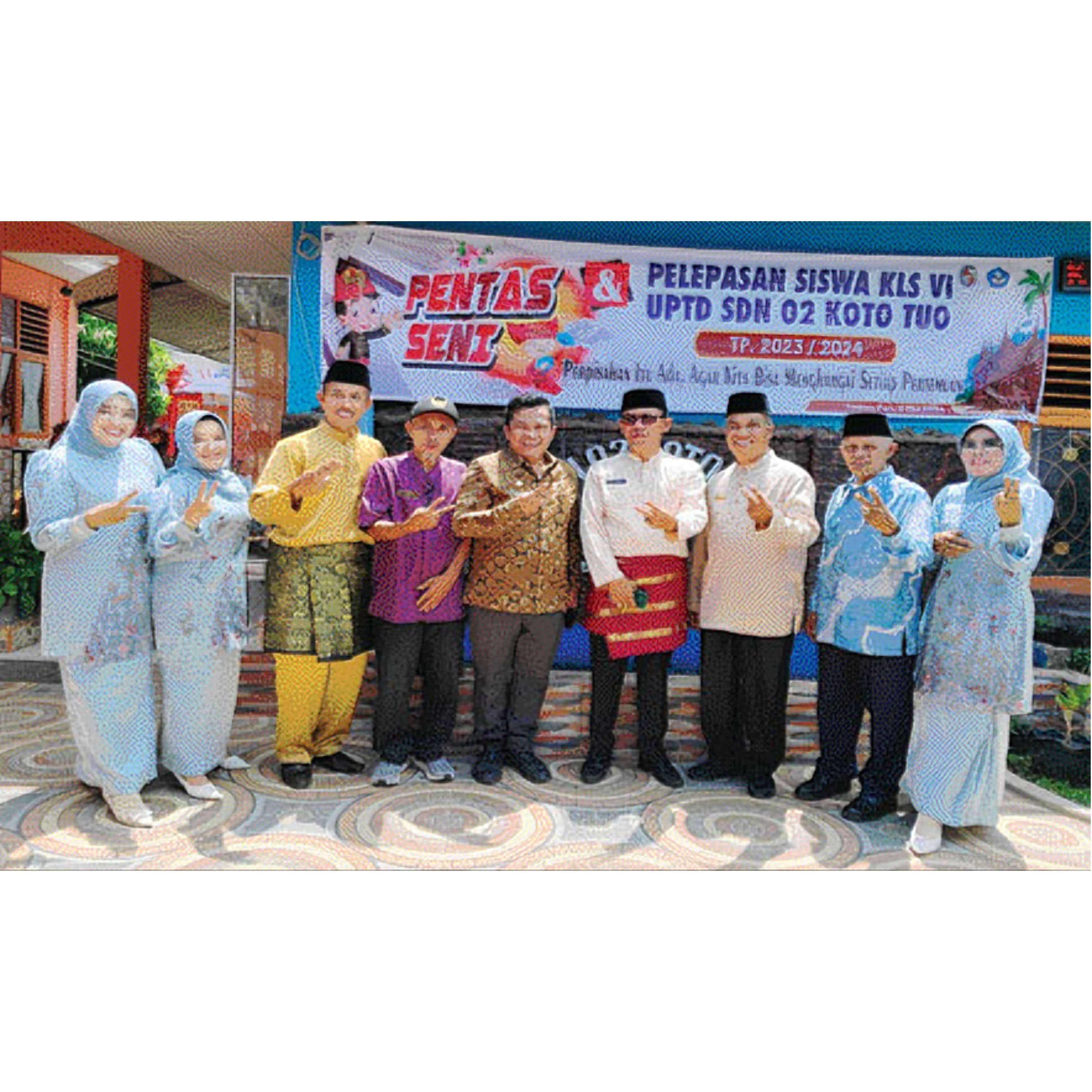 SATUKAN KOMITMEN: Kepala Disdikbud Limapuluh Kota, Afri Efendi saat menghadiri kegiatan perpisahan murid kelas VI UPTD SDN 02 Kototuo.(TIM LAMAN GURU)