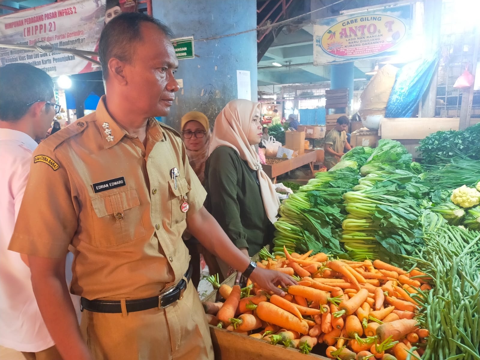Kabid Pengendalian Bahan Pokok dan Penting (Bapokting) Dinas Perdagangan Kota Padang, Edrian Edward saat meninjau harga kebutuhan pokok di Pasar Raya Padang, kemarin. (SHYNTIA/PADEK)