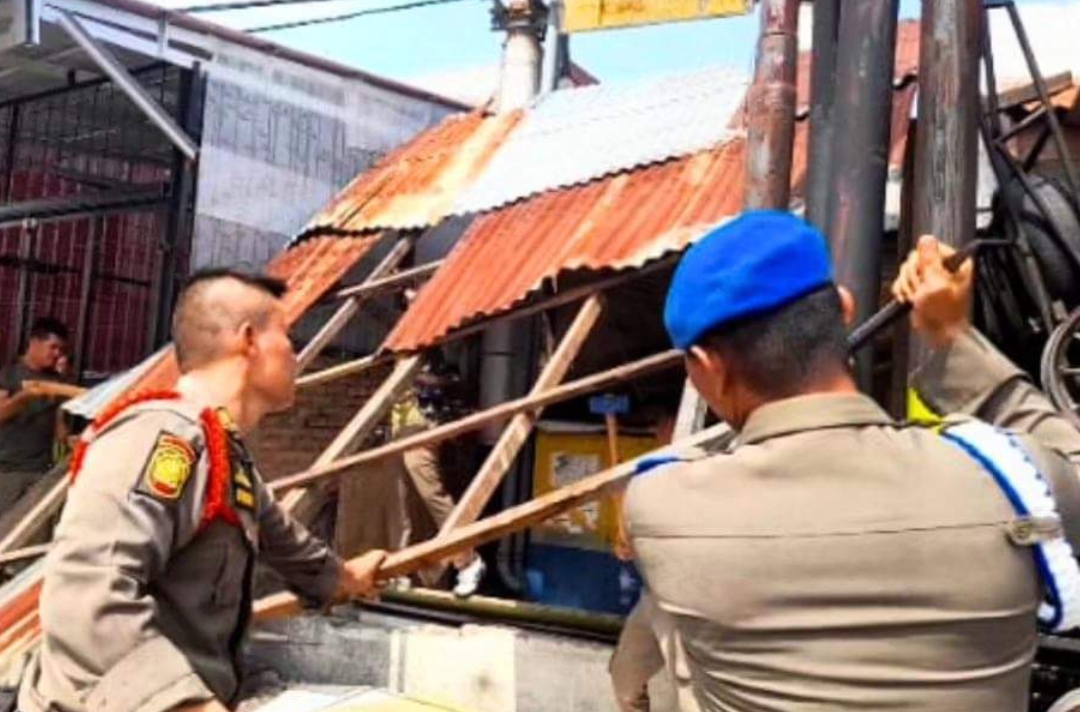 Satpol PP Padang bersama pihak kecamatan Padang Timur membongkar bangunan dekat trafo di Jalan Sutomo, Kecamatan Padang Timur. (Foto: Humas Satpol PP)