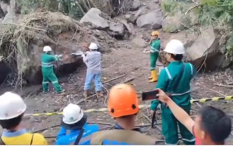 BNPB memulai demolish atau peledakan batuan material Gunungapi Marapi di wilayah Kabupaten Agam, Sumatera Barat. (Foto: BNPB)