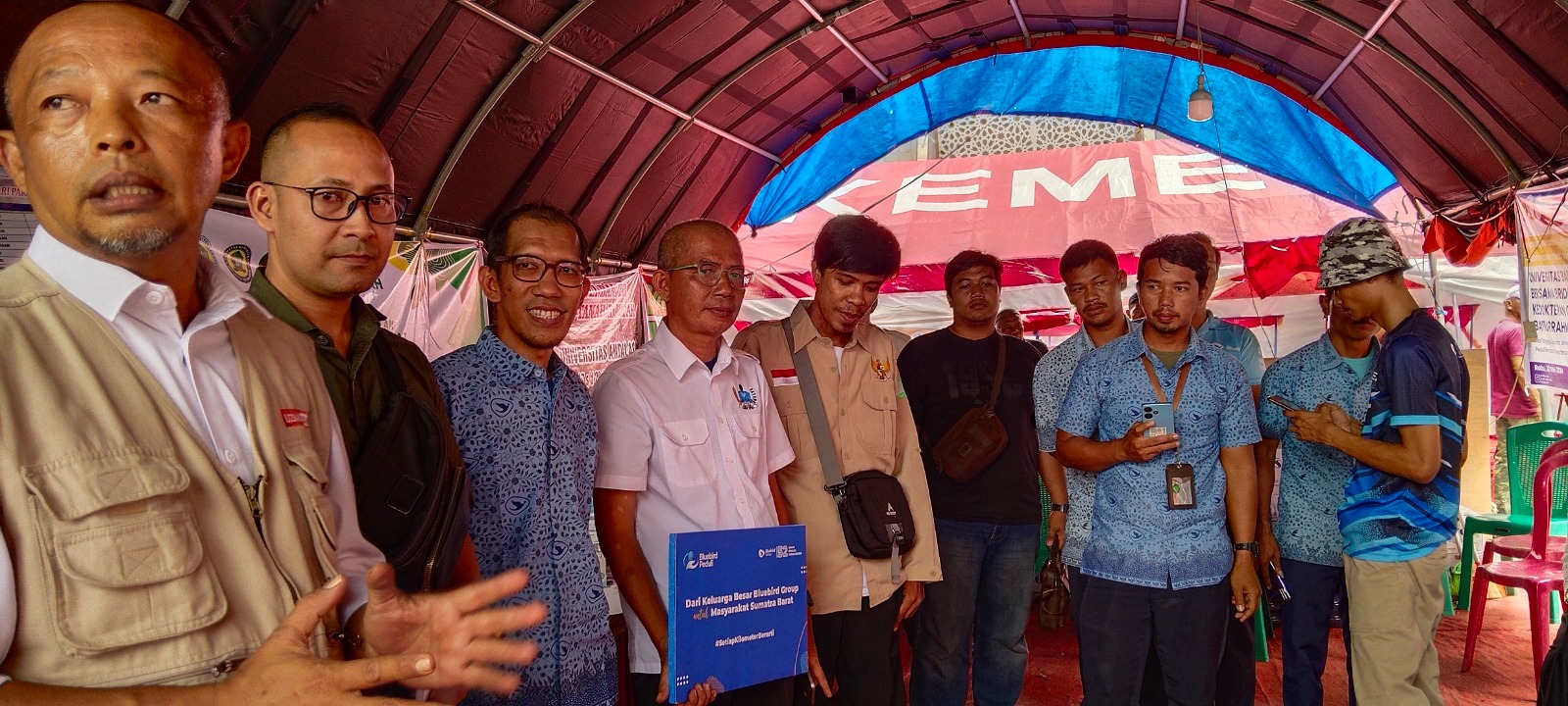 Bluebird Group Padang serahkan bantuan paket sembako di Nagari Parambahan, Kecamatan Limakaum, Kabupaten Tanahdatar, kemarin. (JEFRIMON/PADEK)