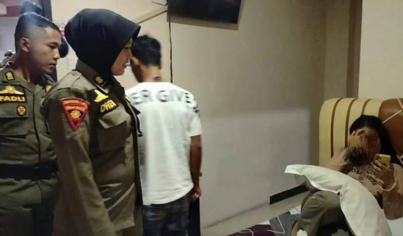 Petugas Satpol PP Padang saat razia penginapan. (Foto: Humas)