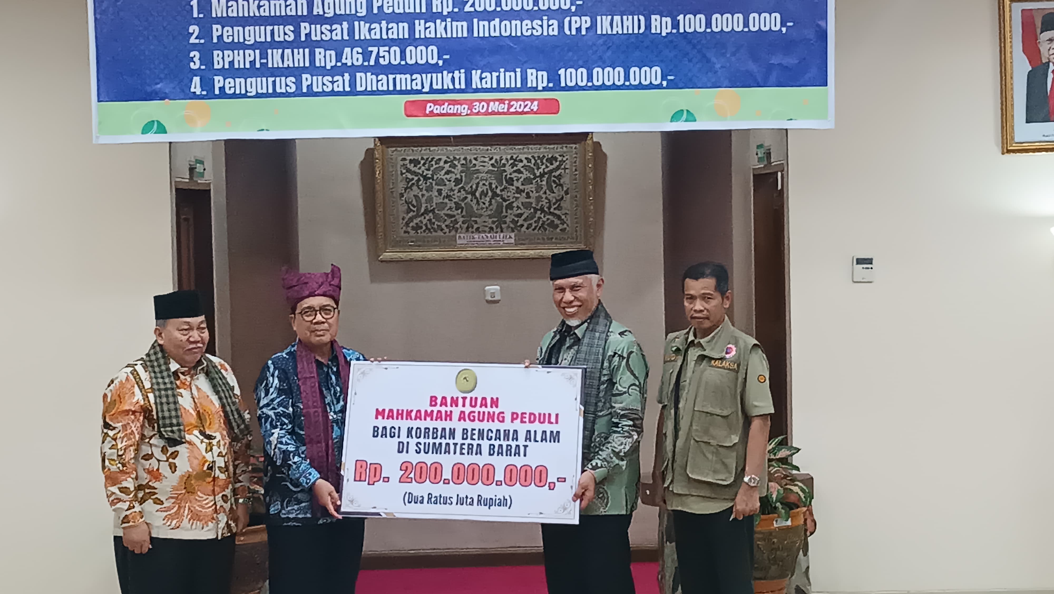 Ketua MA M. Syarifudin menyerahkan bantuan korban banjir bandang di Sumbar. Bantuan tersebut langsung diterima secara simbolis oleh Gubenur Sumbar Mahyeldi, Kamis (30/5) di Ruangan VIP BIM. (SUYUDI)