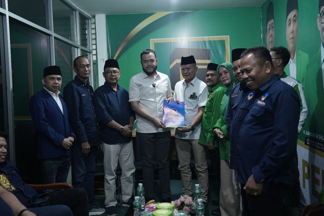 Bakal calon Wali Kota Padang Fadly Amran saat menyerahkan formulir pendaftaran ke DPC PPP Kota Padang. (TIM FADLY AMRAN)