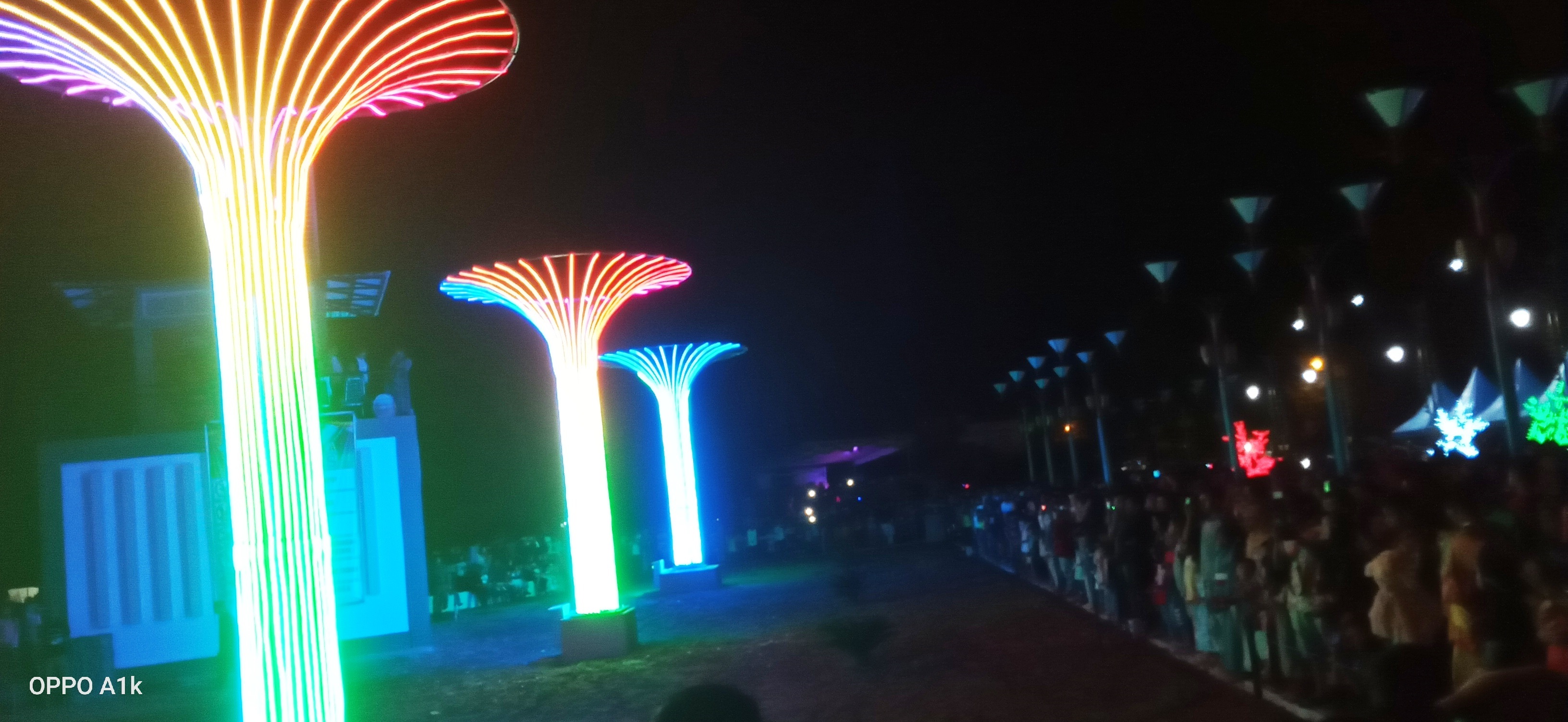 PENGUNJUNG antusias menyaksikan keindahan lampu pilar hias di Komplek Taman Kota Sijunjung. (YULICEF/PADEK)