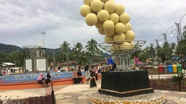TUGU Lansek Manih menjadi salah satu spot selfie para pengunjung dalam area Taman Kota Muaro Sijunjung. (YULICEF/PADEK)
