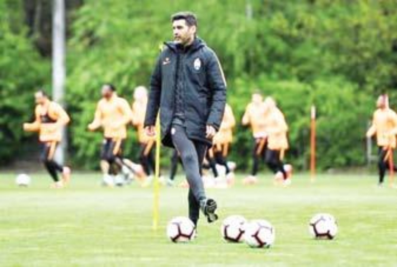 TUGAS BERAT: Paulo Fonseca akan menggantikan posisi Stefano Pioli di AC Milan untuk musim 2024-2025.(INSTAGRAM)