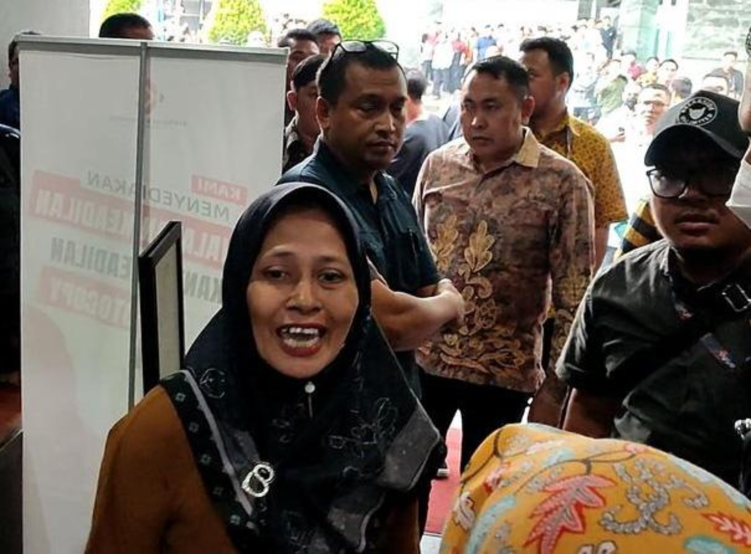 PROTES: Pasangan suami-istri berteriak-teriak di depan pintu masuk ketika seorang saksi yang diketahui bernama Sulaiman dibawa masuk ke gedung MK oleh seorang pria, kemarin.(JAWA POS)