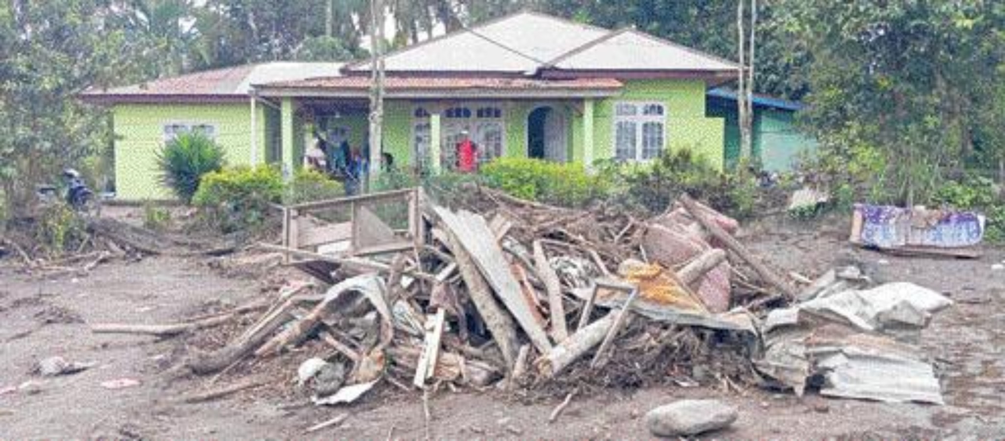 TAK TERSENTUH: Kondisi rumah keluarga Hafiz Quran yang selamat dari banjir bandang di Jorong Dusuntuo, Nagari Limakaum, Kecamatan Limakaum, Minggu (26/11).(NANDA ANGGARA/PADEK)