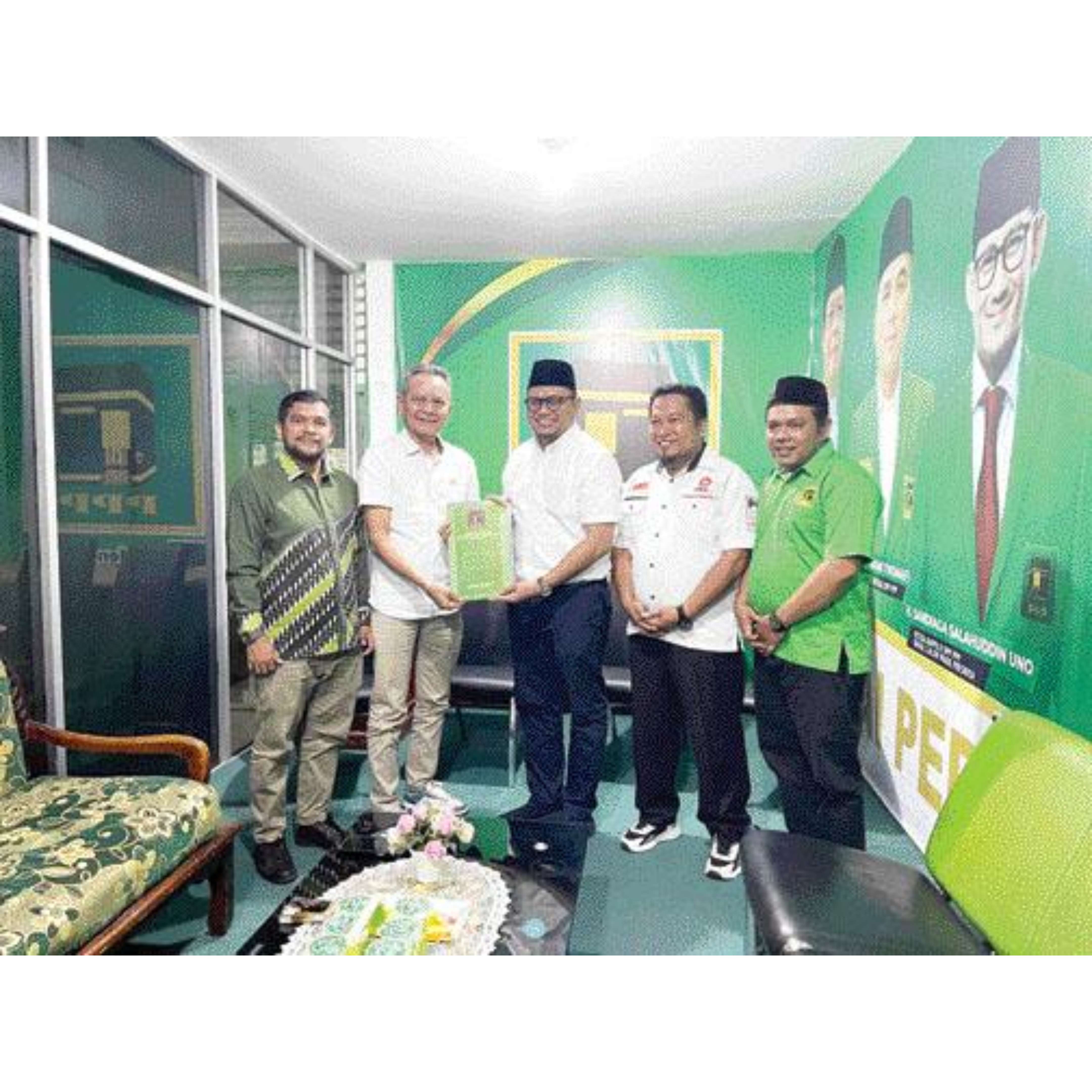 BANGUN KOALISI: Cawako Padang dari PKS, Muhammad Iqbal, menyerahkan formulir pendaftarannya ke PPP Padang, kemarin.(PKS PADANG)