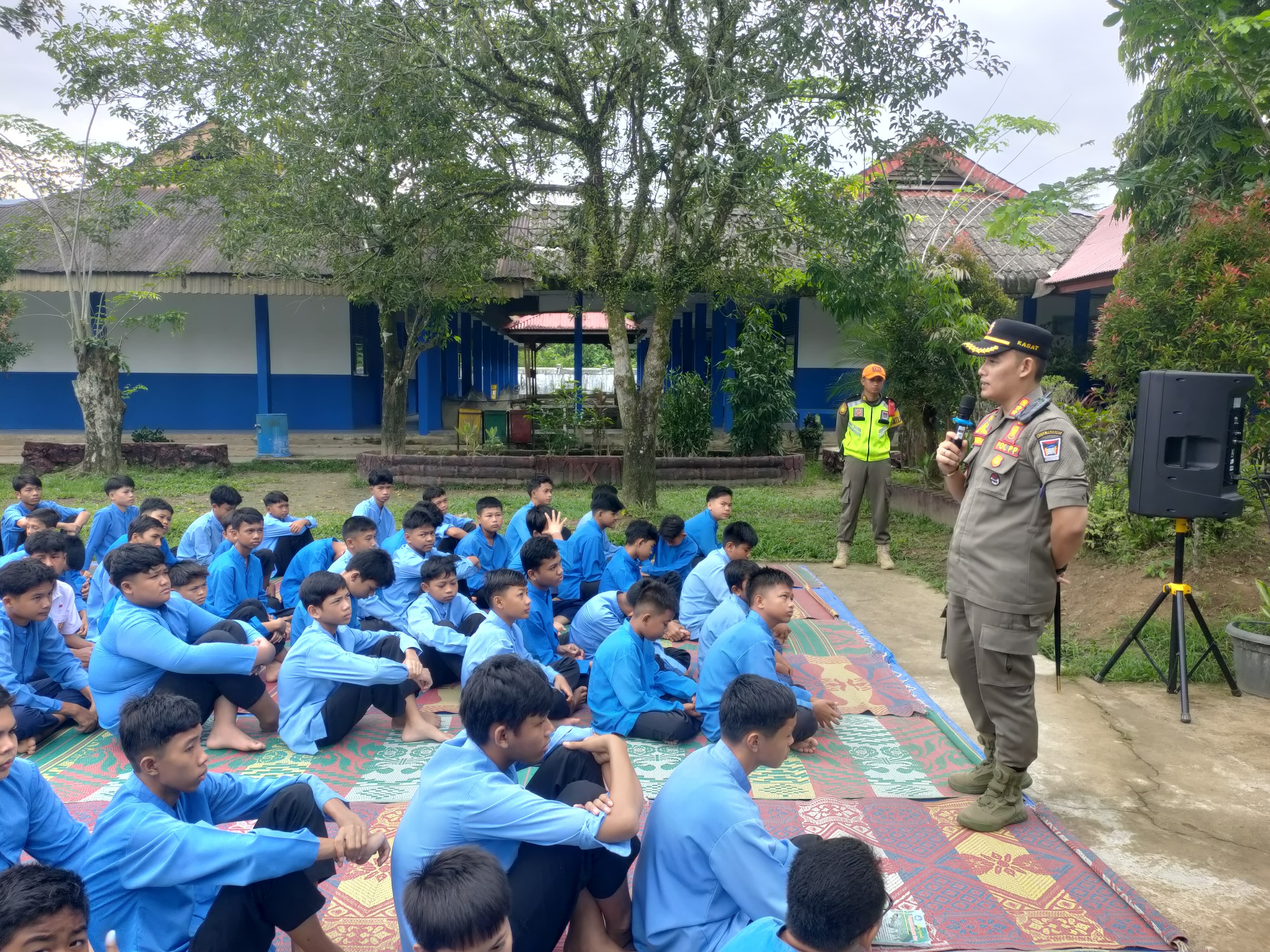 Kepala Satpol PP Kota Padang Chandra Eka Putra saat menyampaikan sosialisasi tentang pencegahan aksi tawuran pelajar di SMPN 27 Padang, Jumat (31/5). (SATPOL PP KOTA PADANG)