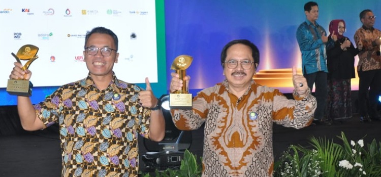 Dani Alhyar, Head of Corporate Communications & CSR Smartfren bersama Merza Fachys, President Director Smartfren mewakili penerimaan TOP CSR Awards 2024 untuk Smartfren di Jakarta.