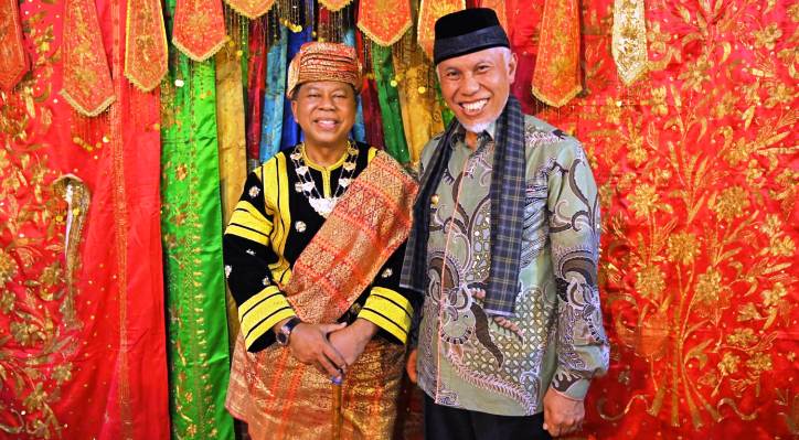 Hakim Agung Dr Prim Haryadi Datuak Rajo Mansur resmi menyandang Penghulu Adat Pasukuan V Panjang, Nagari Sulit Air, Kabupaten Solok, foto bersama Gubernur Sumbar Mahyeldi usai prosesi malewakan gala.