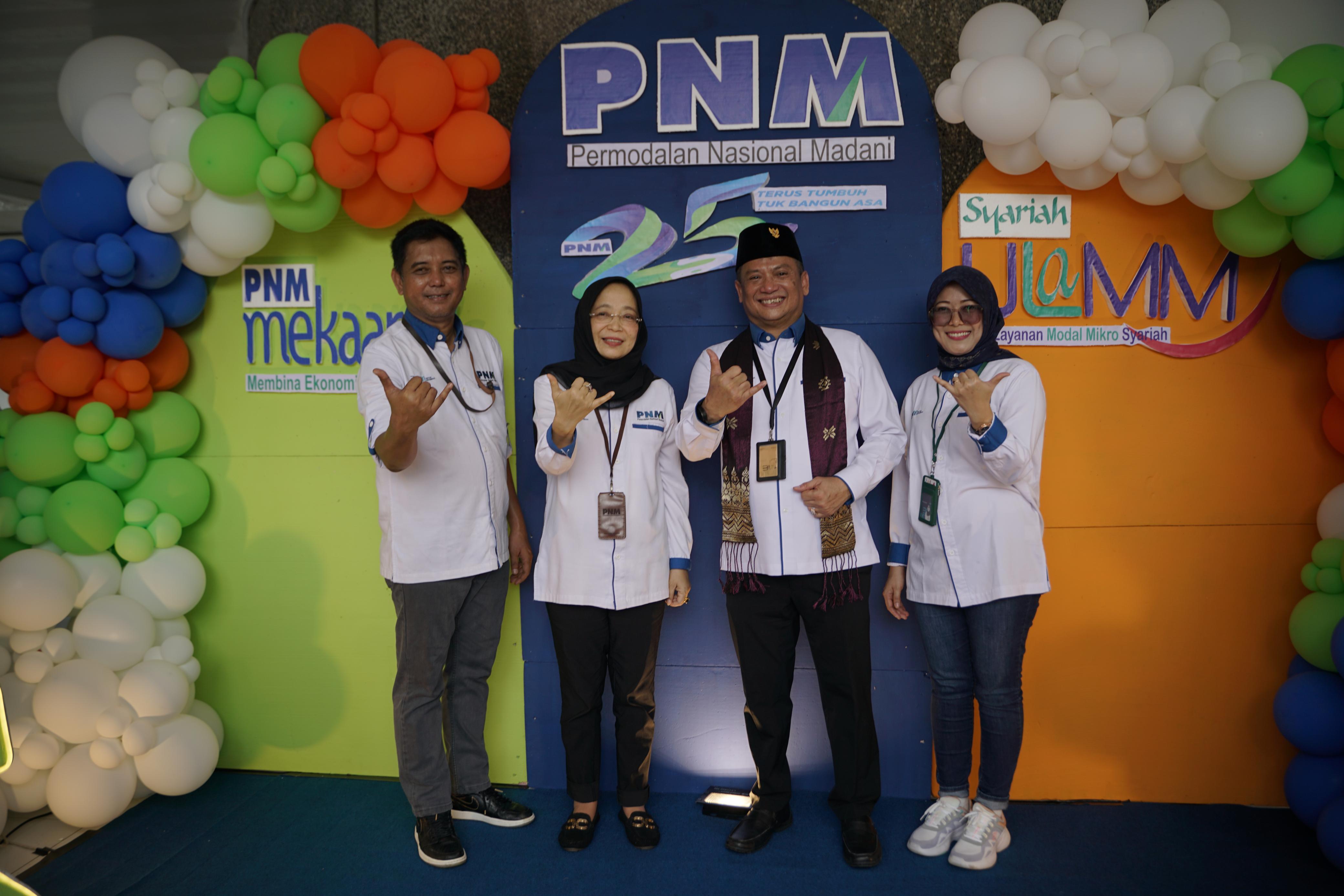 Direktur Utama PNM ( Arief Mulyadi), beserta Pemimpin Cabang PNM Padang (Yulia Vitria Yohannes) dan Wakil Pemimpin Cabang PNM Padang (Setyo Nugroho Indartanto & Nunung Hidayaty). (PNM FOR PADEK