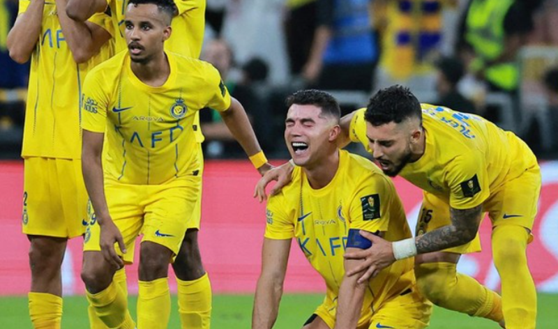 Cristiano Ronaldo tak kuasa menahan tangis setelah timnya, Al Nassr, kalah dari Al Hilal lewat adu penalti final Piala Raja Arab Saudi. (Foto: Reuters)