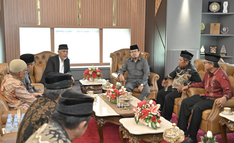 Mahyeldi menerima audiensi KAN Nagari Gunuang Padangpanjang, KAN Nagari Guguak dan KAN Nagari Anduriang Padangpariaman di Ruang Rapat Kantor Gubernur, Jumat (31/5/2024). (Foto: Adpim)