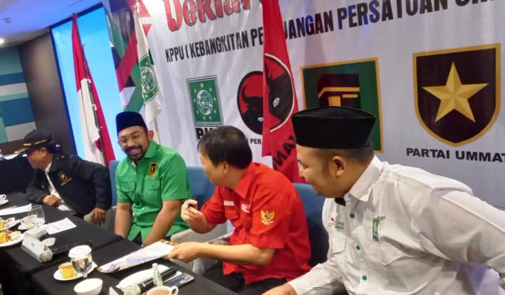 Koalisi empat partai politik di Kota Padang terbentuk. Momen saat penandatanganan nota kesepahaman koalisi KPPU (Kebangkitan Perjuangan Persatuan Ummat), Sabtu (1/6/2024).