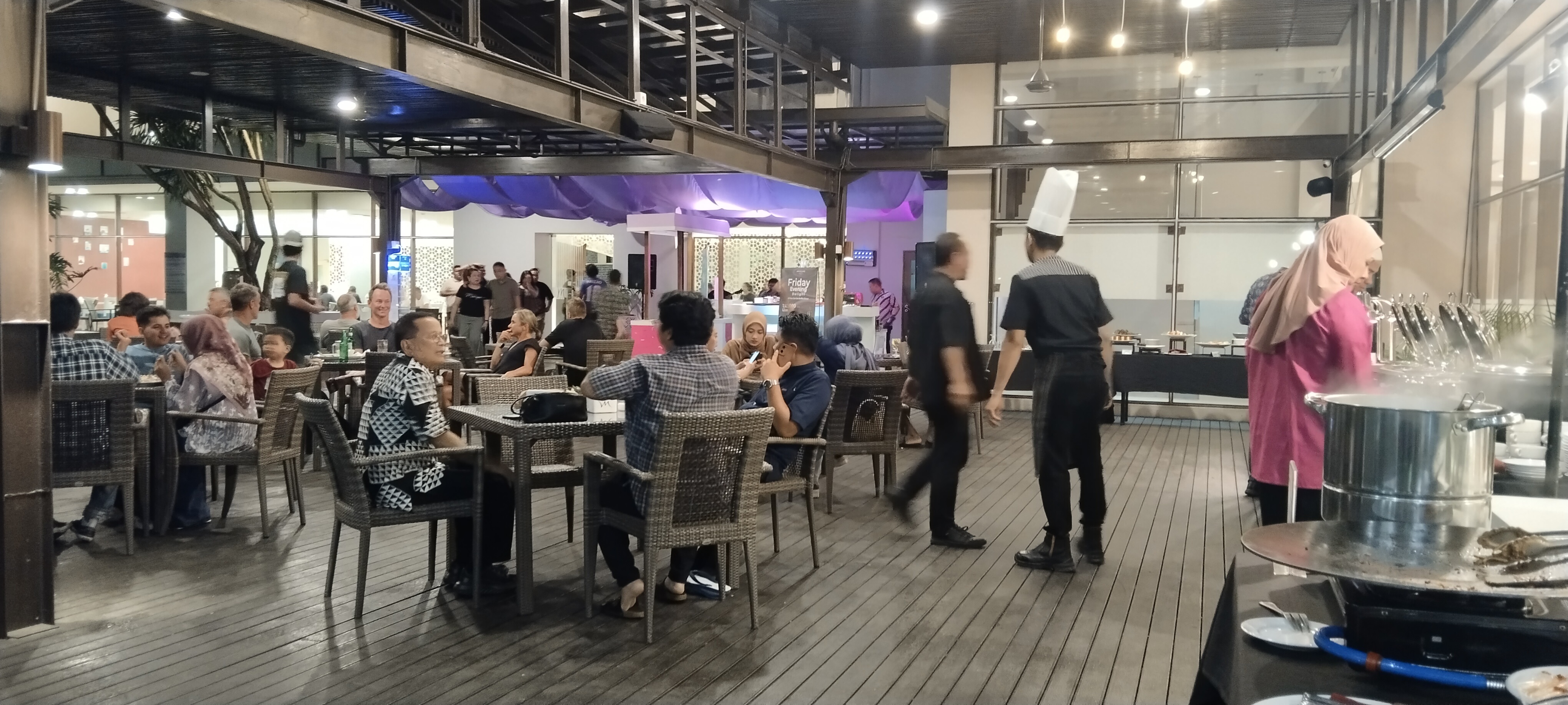 Suasana di Atlantis Restaurant Mercure Padang. (JEFRIMON/PADEK)