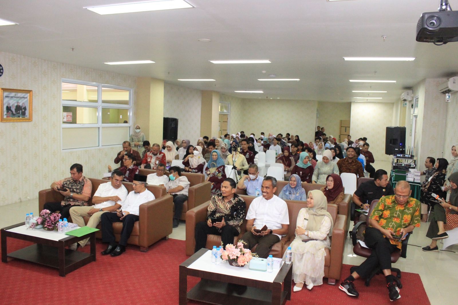 RS Unand dan Unand melakukan kampanye masyrakat bebas rokok di Aula RS Unand, Limaumanis. (SILVINA/PADEK)
