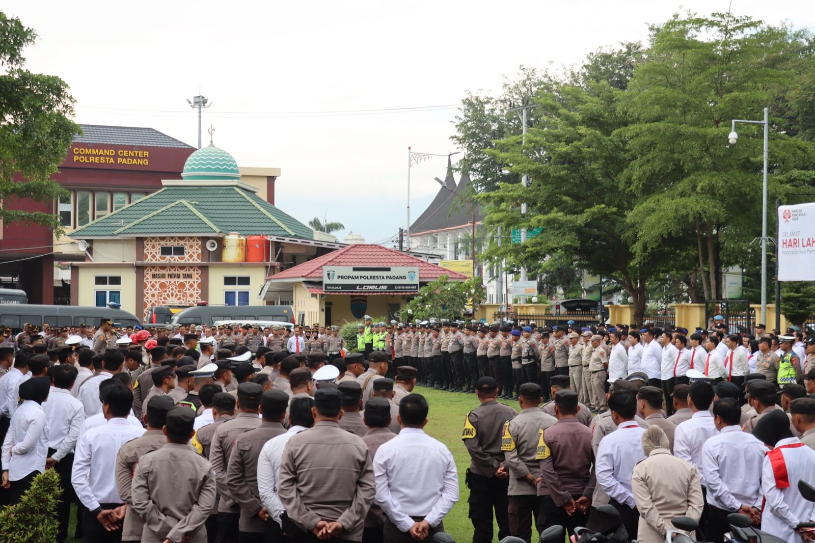 Ratusan personel Polresta Padang menjalani tes urine yang dilaksanakan oleh Bidpropam Polda Sumbar, Senin (3/6). (HUMAS POLRESTA PADANG)