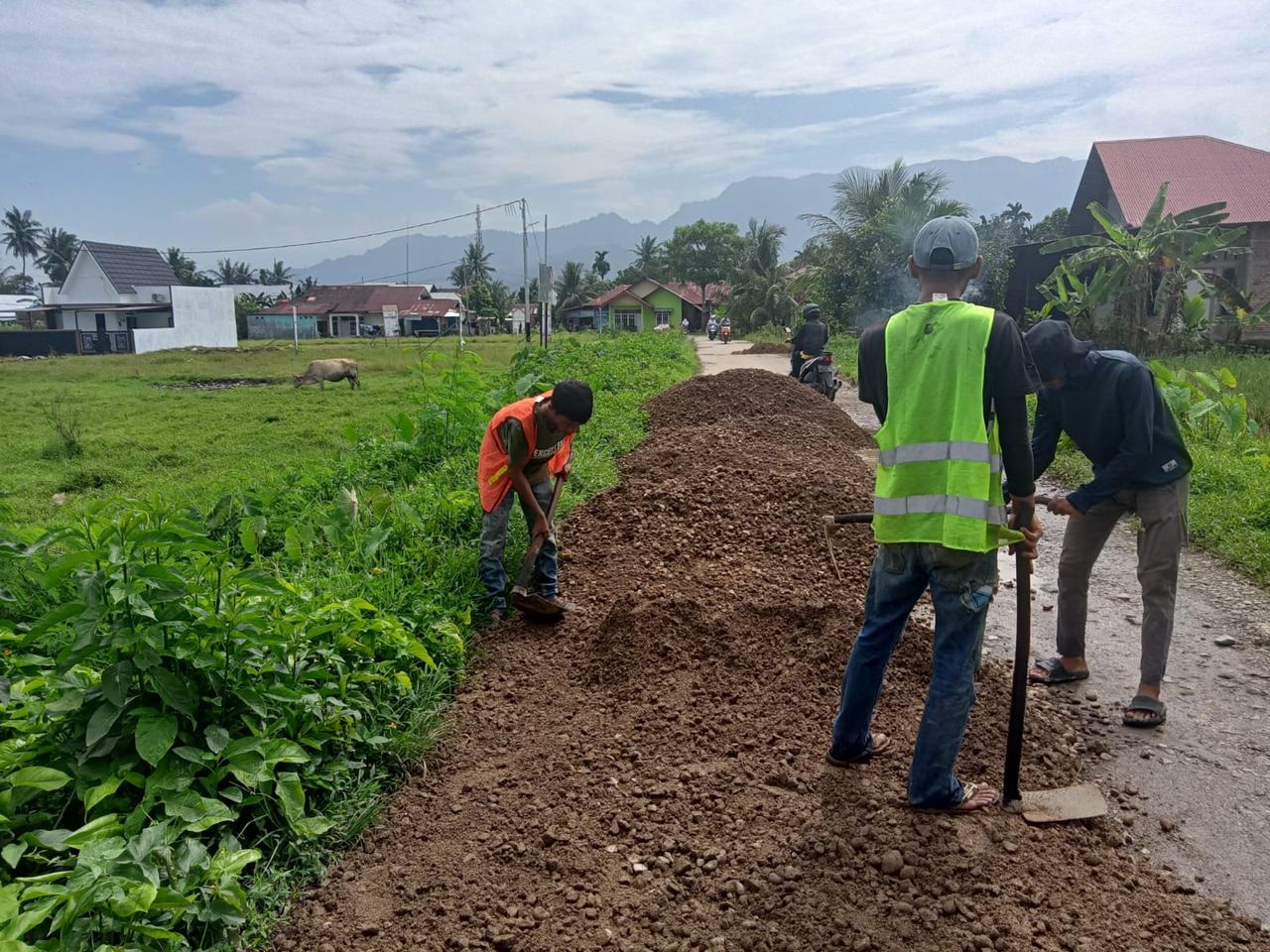 Proses perbaikan jalan di Kelurahan Koronggadang, Kecamatan Kuranji, Senin (3/6). (DOK PROKOPIM PADANG)