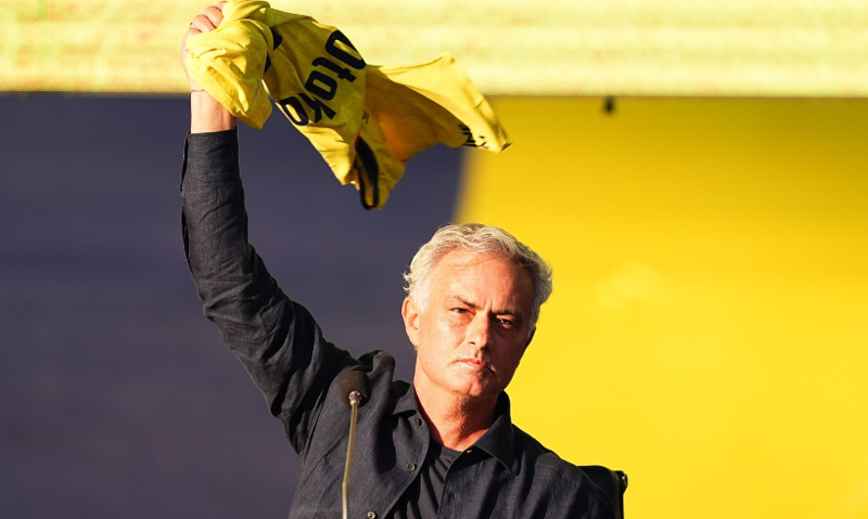 Jose Mourinho melanjutkan karirnya sebagai pelatih di klub Turki, Fenerbahce. (Foto: Sky Sports)