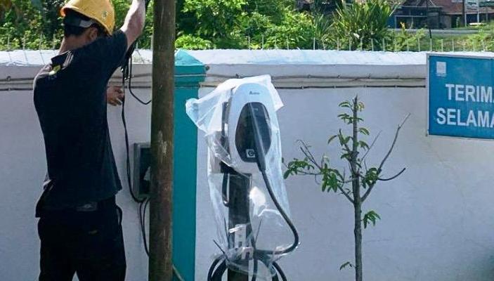 Bagi pengguna motor listrik, PLN telah membangun lebih dari 200 Stasiun Penyedia Listrik Umum (SPLU).