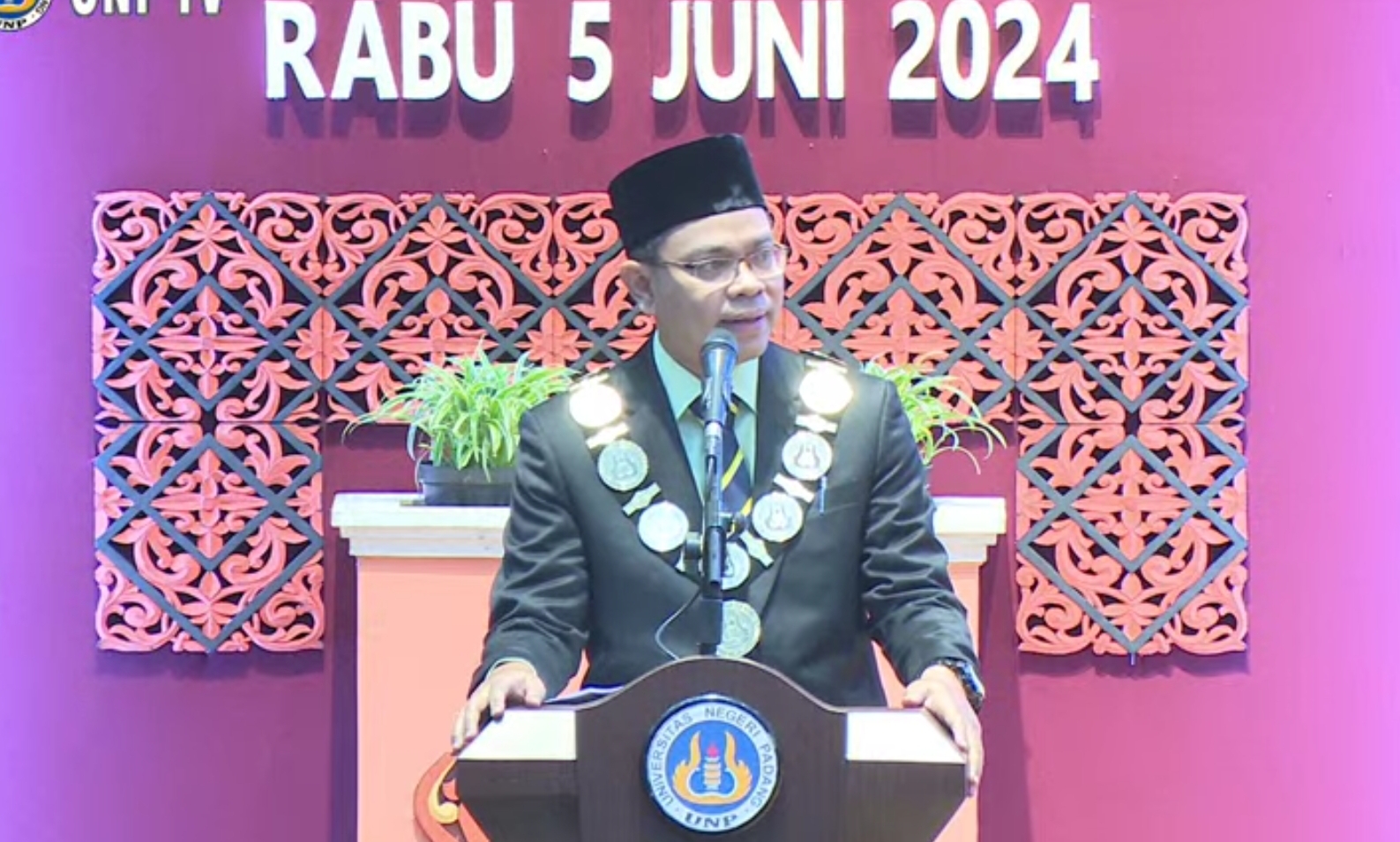 Dr Krismadinata resmi dilantik sebagai Rektor UNP Periode 2024-2029. (Foto: Humas UNP)