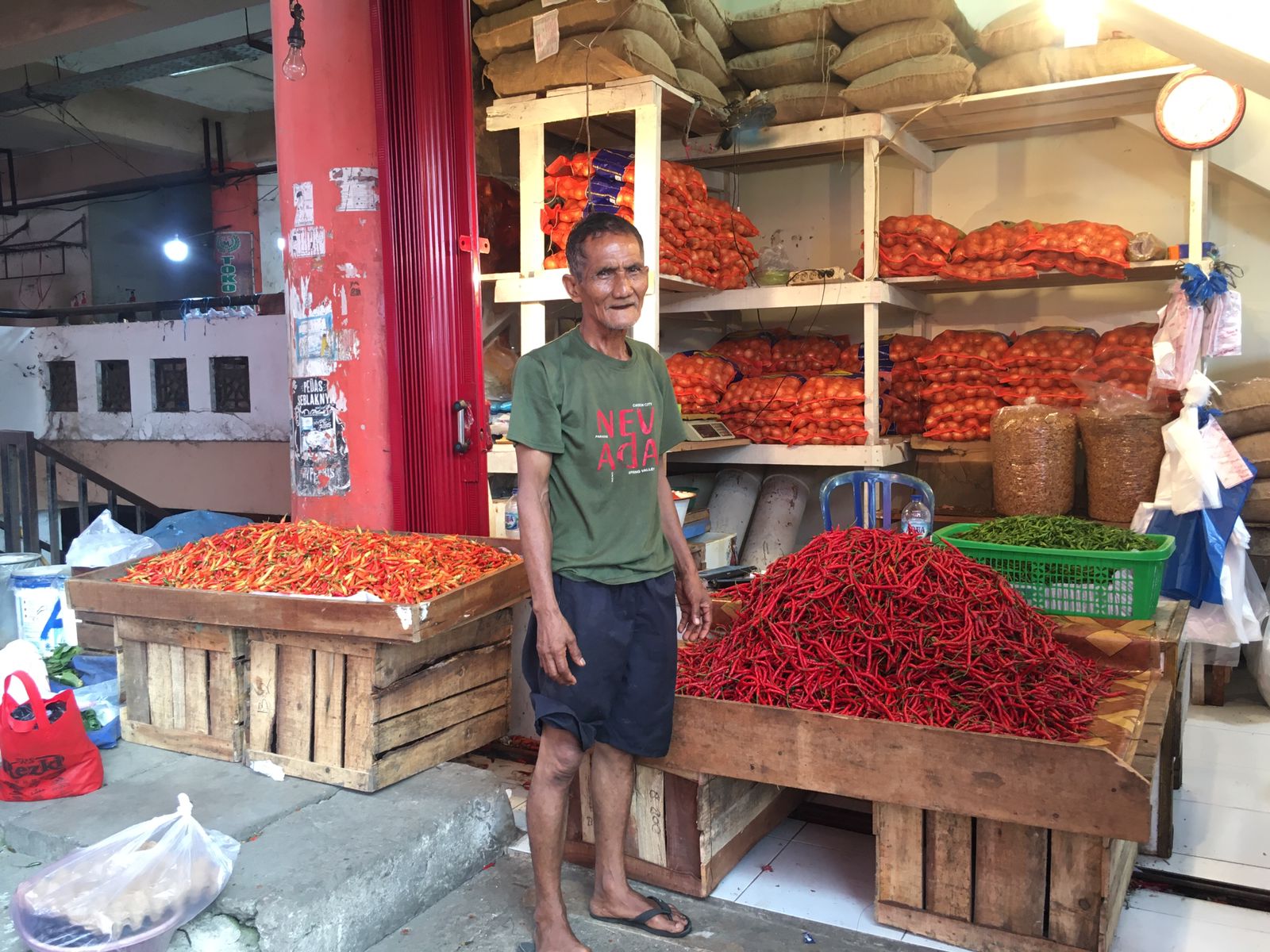 Salah seorang pedagang cabai di Pasar Raya Padang sedang menunggu pembeli di lapaknya, kemarin. (SILVINA/PADEK)