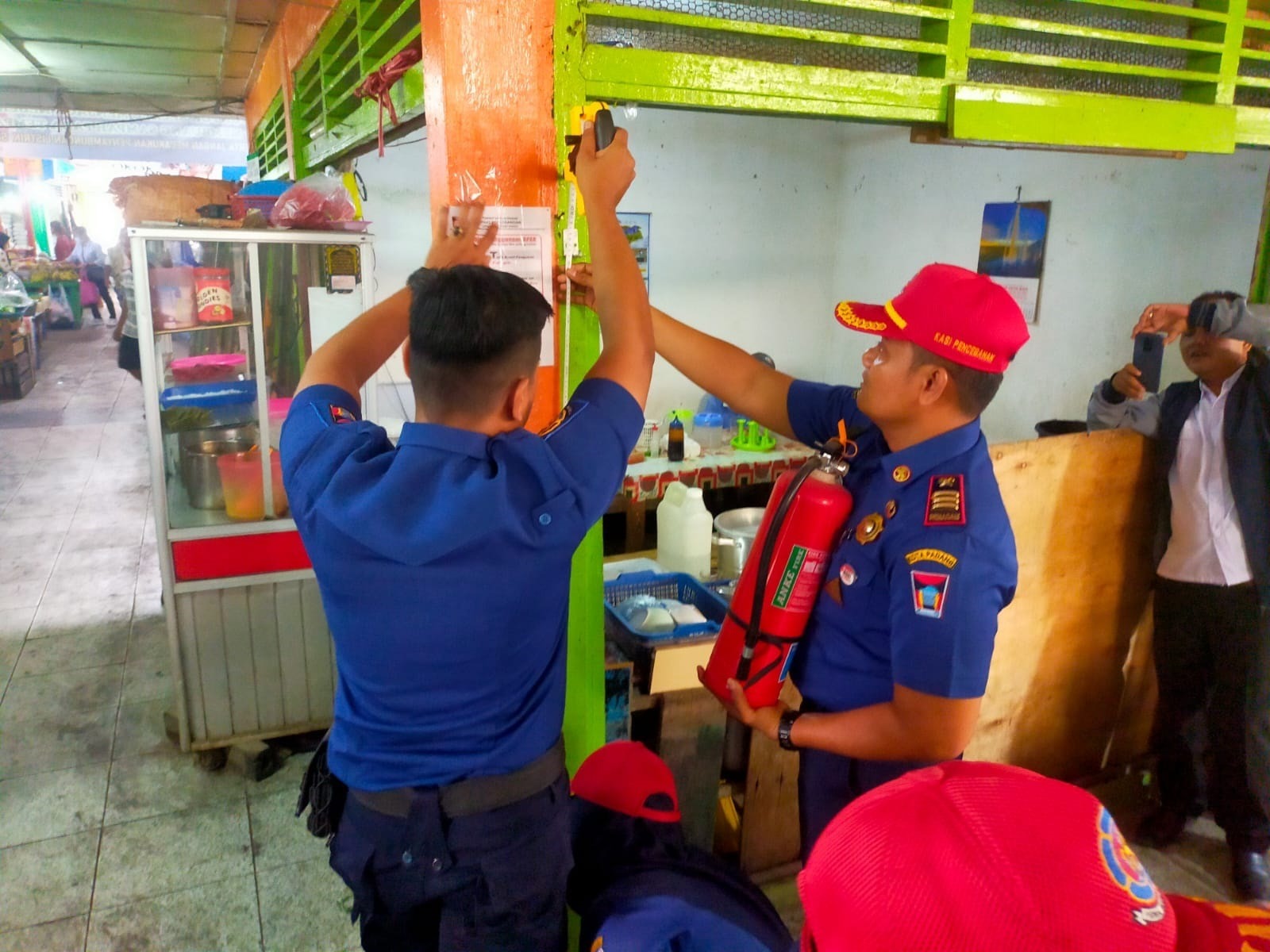 Petugas dari Dinas Damkar Kota Padang memeriksa kelengkapan Apar di Pasar Tanah Kongsi, Kelurahan Kampungpondok, kemarin. (FACEBOOK DISKOMINFO PADANG)