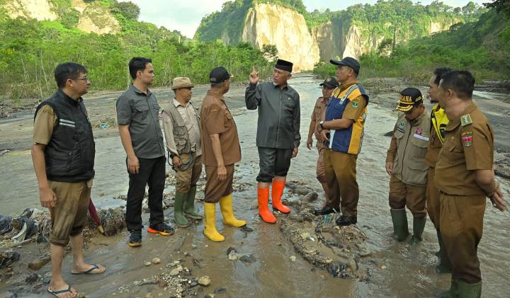 Gubernur Sumbar Mahyeldi Ansharullah meninjau dampak bencana banjir di Ngarai Sianok, sekaligus menyalurkan bantuan bagi warga terdampak, Selasa (4/6/2024).