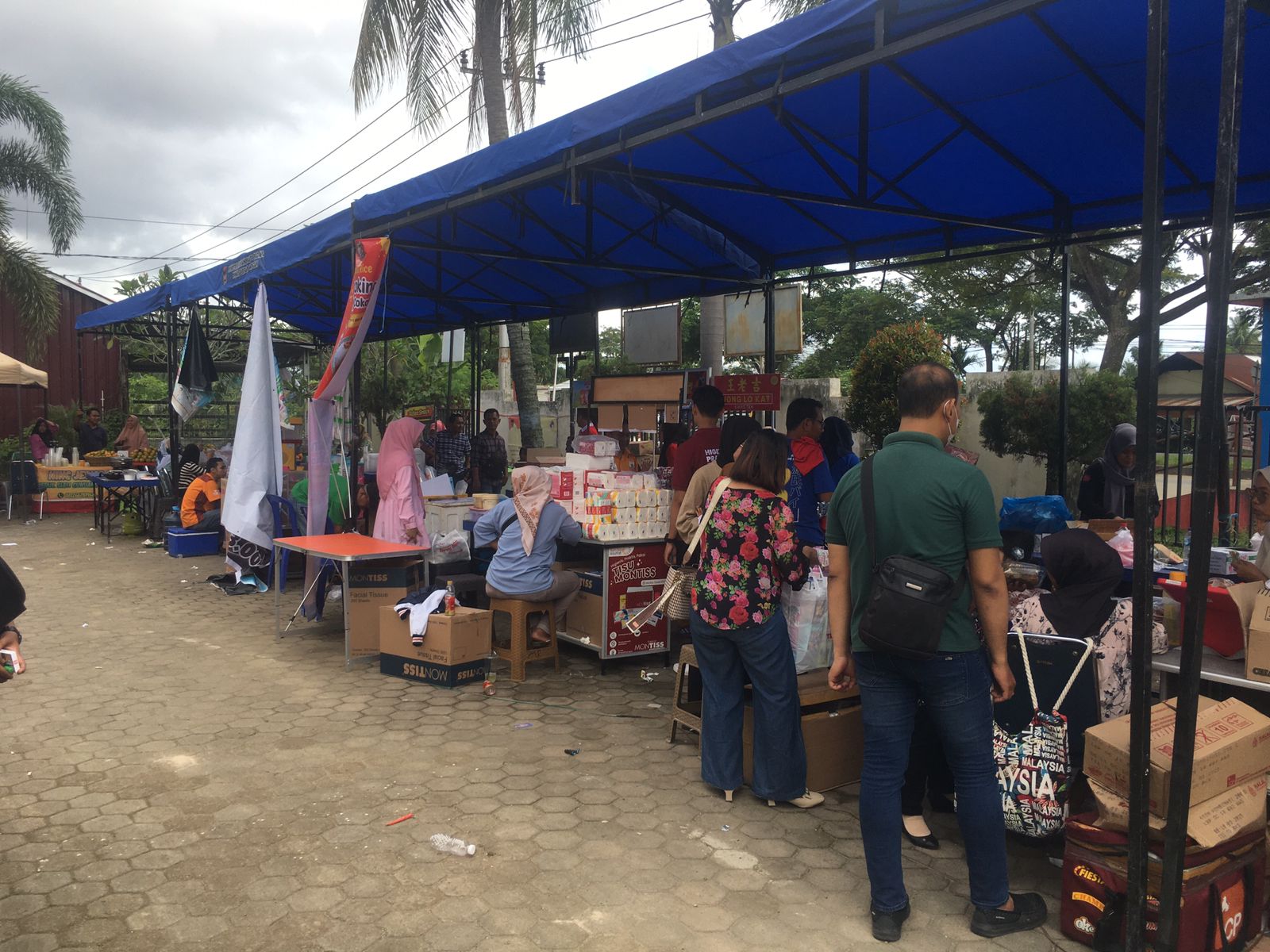 Beberapa pengunjung melihat-lihat stand yang ada di operasi pasar murah di Kantor Camat Kuranji, kemarin. (SILVINA/PADEK)