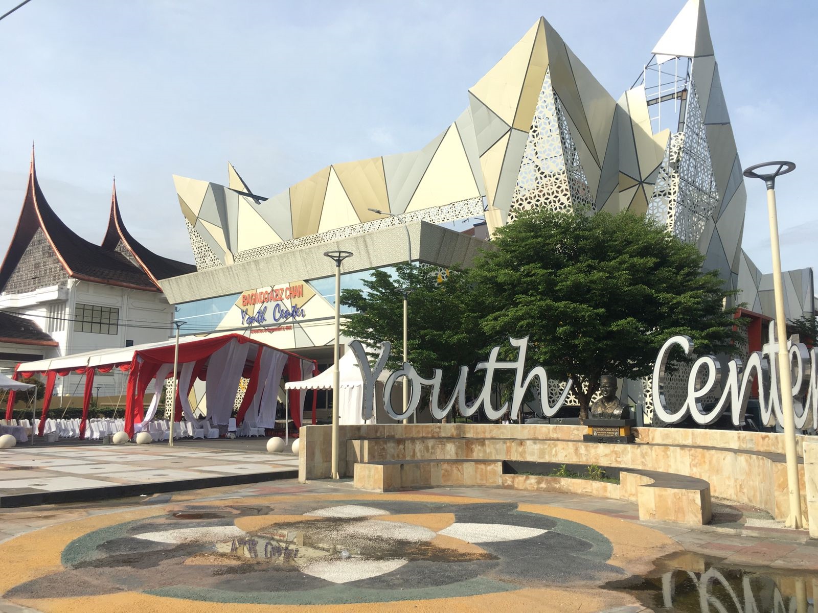 Gedung Bagindo Aziz Chan Youth Center Padang yang terlihat megah berlokasi di Jalan Bagindo Aziz Chan, Padang. (SILVINA/PADEK)