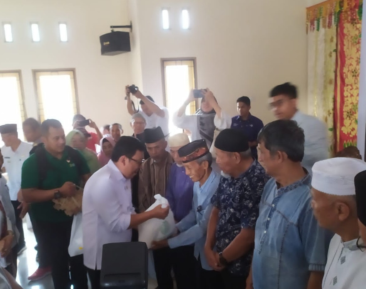 BANTU PANGAN: Kepala Bapanas RI Arief Prasetyo Adi menyalurkan bantuan kepada masyarakat terdampak bencana galodo di di Kantor Wali Nagari Pasia, Kecamatan Ampekangkek, Agam, Rabu (5/6).(RIAN/PADEK)