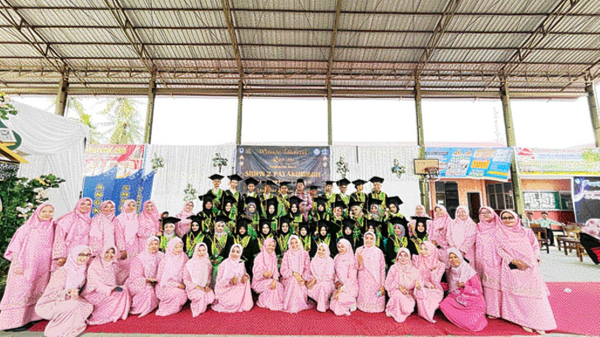 BIKIN BANGGA: Para siswa SMPN 2 Payakumbuh yang diwisuda foto bersama para guru mereka.(TIM LAMAN GURU)