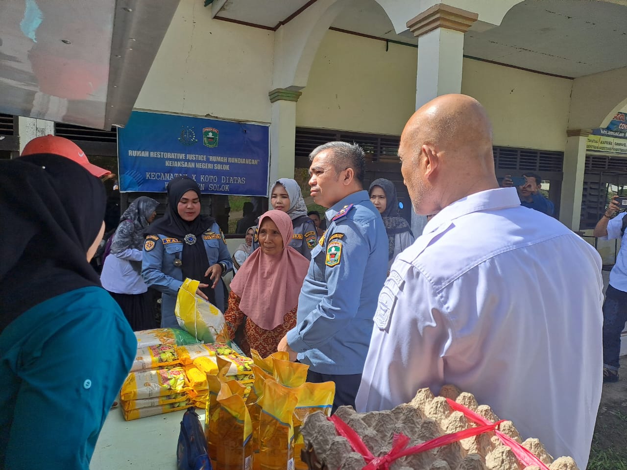 KENDALIKAN HARGA: Suasana pasar murah yang digelar di halaman Kantor Camat X Koto Singkarak, Rabu (5/6).(DISKOMINFO KABUPATEN SOLOK)